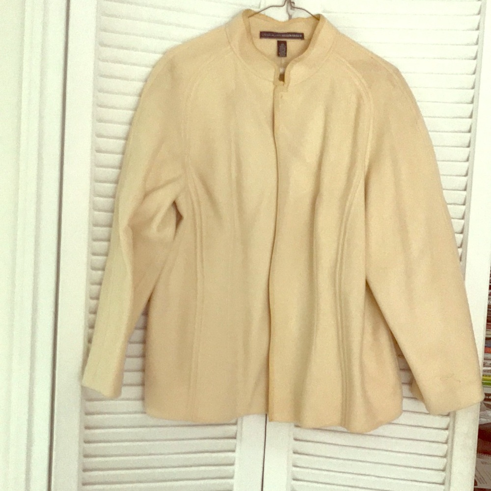 White wool jacket perfect for dress up or office